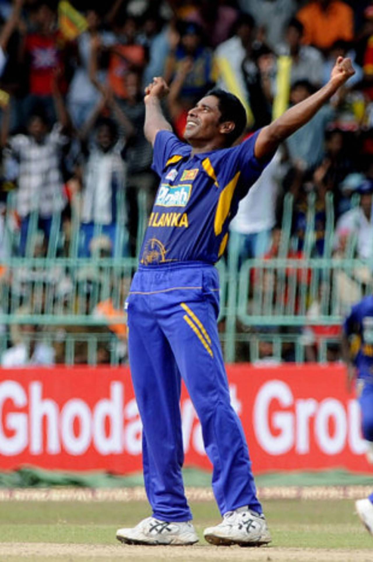 Chaminda Vaas celebrates his 400th ODI wicket, Sri Lanka v India, 4th ODI, Colombo, August 27, 2008