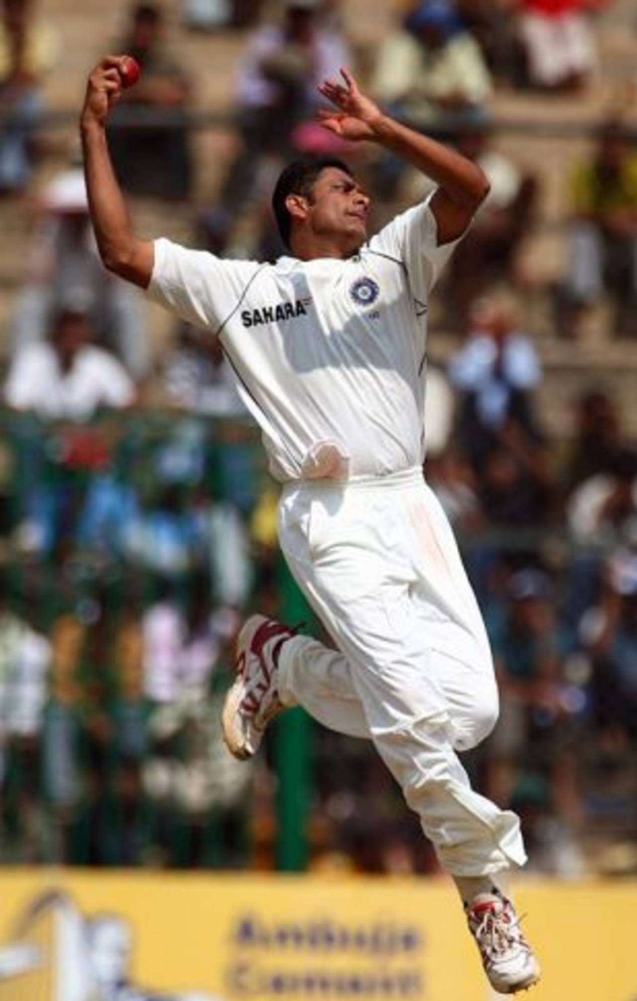 Anil Kumble in his delivery stride, India v Australia, 1st Test, Bangalore, 2nd day, October 10, 2008