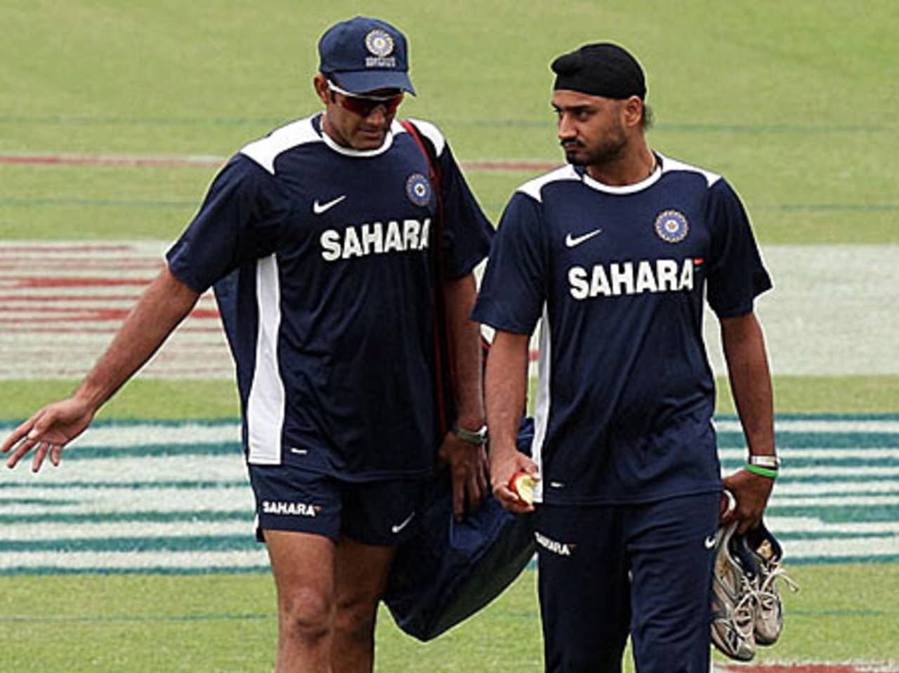 Anil Kumble and Harbhajan Singh have a word, Mohali, October 16, 2008