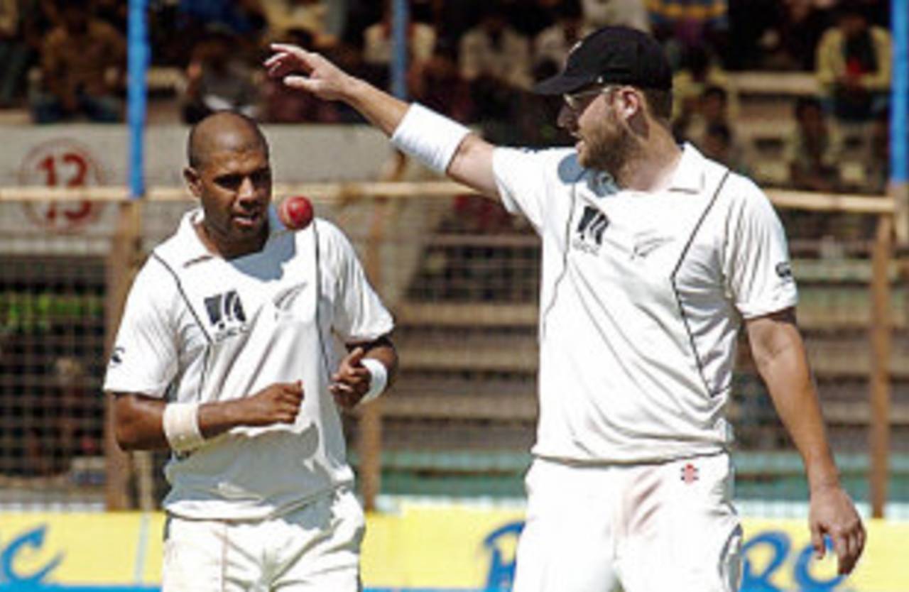 Daniel Vettori talks to Jeetan Patel, Bangladesh v New Zealand, 1st Test, Chittagong, 1st day, October 17, 2008