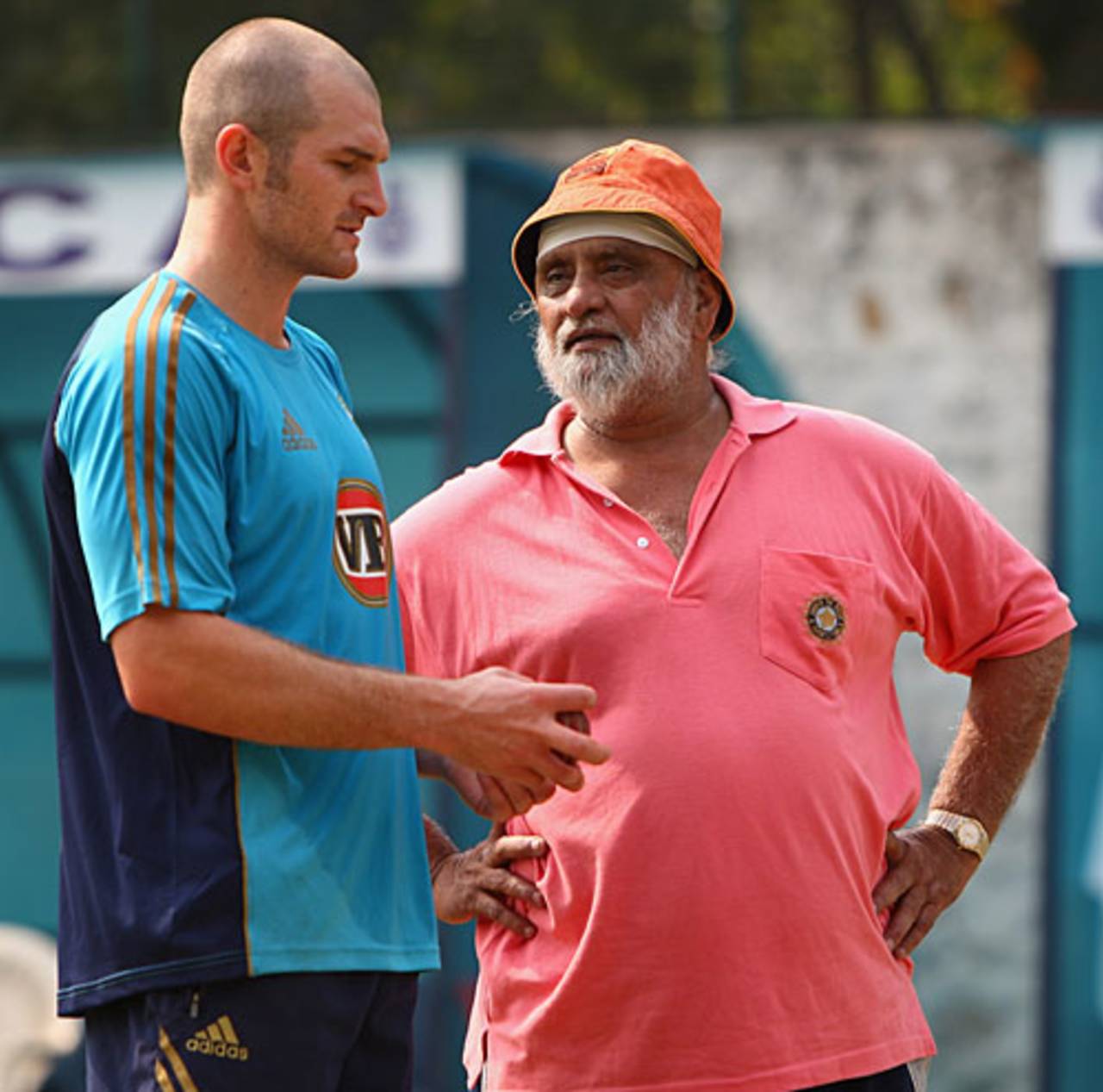 Bishan Bedi gives bowling tips to Jason Krejza, Delhi, October 26, 2008