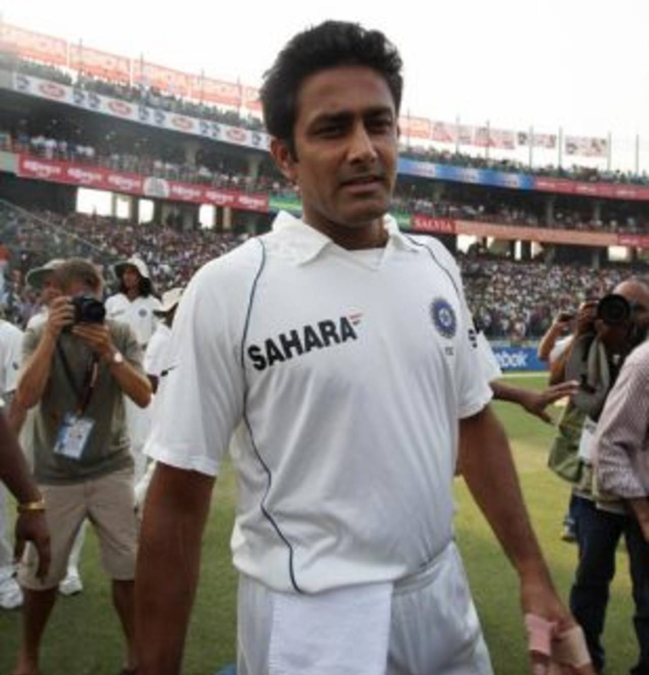 Anil Kumble is the centre of attention as he enters the field for the second innings, India v Australia, 3rd Test, Delhi, 5th day, November 2, 2008