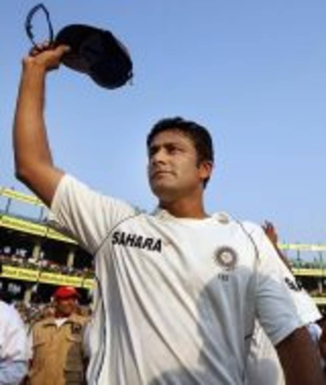 Anil Kumble waves to his fans, India v Australia, 3rd Test, Delhi, 5th day, November 2, 2008