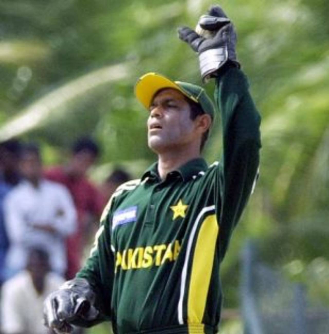 Captain Rashid Latif gestures to a fielder, Pakistan v New Zealand, final, Bank Alfalah Cup, Dambulla, May 23, 2003 