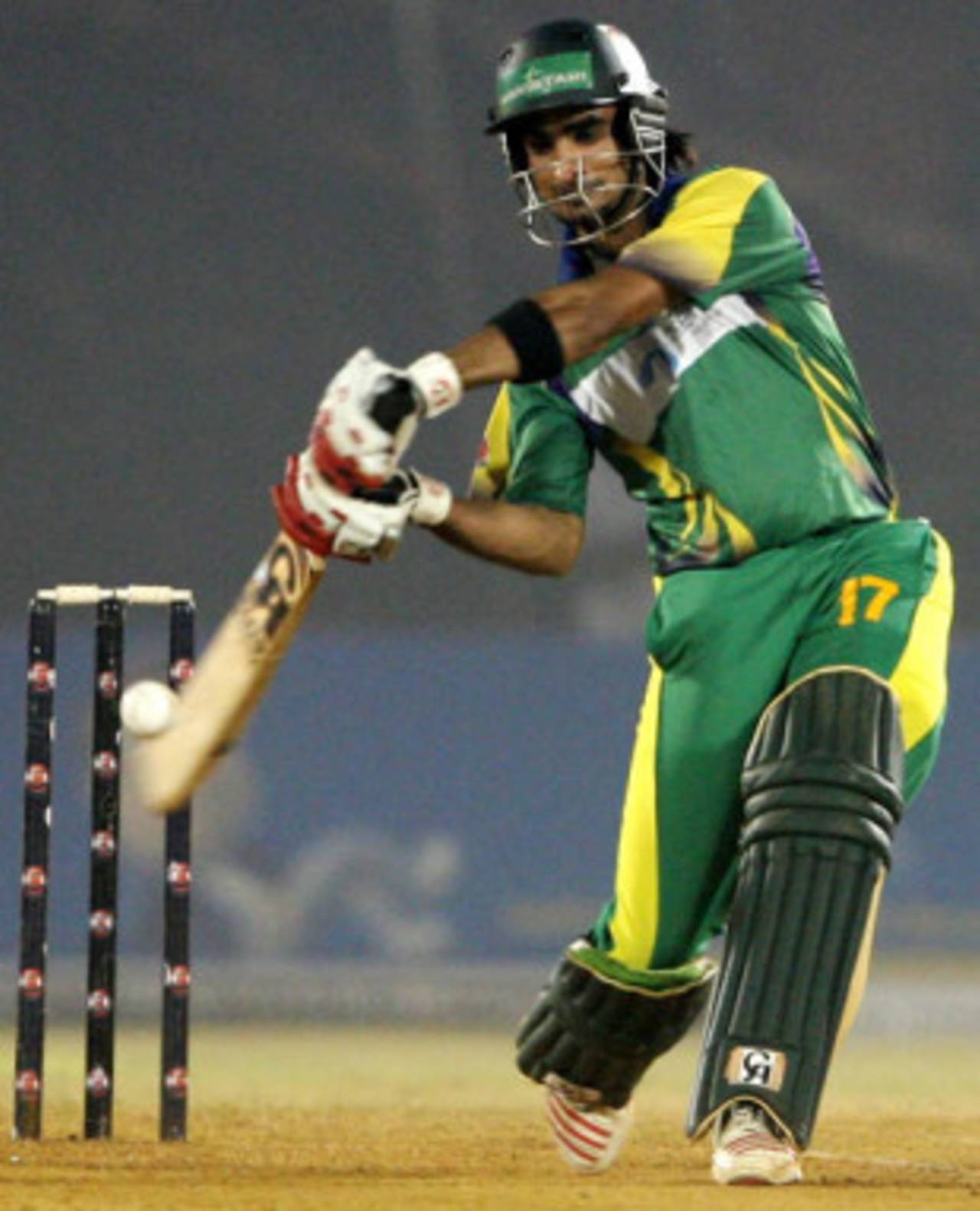 Imran Nazir gets bat on ball, Hyderabad Heroes v Lahore Badshahs, ICL 1st final, Ahmedabad, November 13, 2008