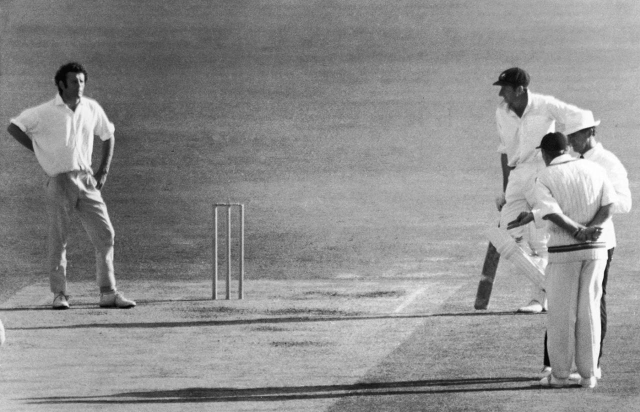 Ray Illingworth talks to umpire Low Rowan as John Snow looks on, Australia v England, second Test, Perth, fifth day, December 16, 1970
