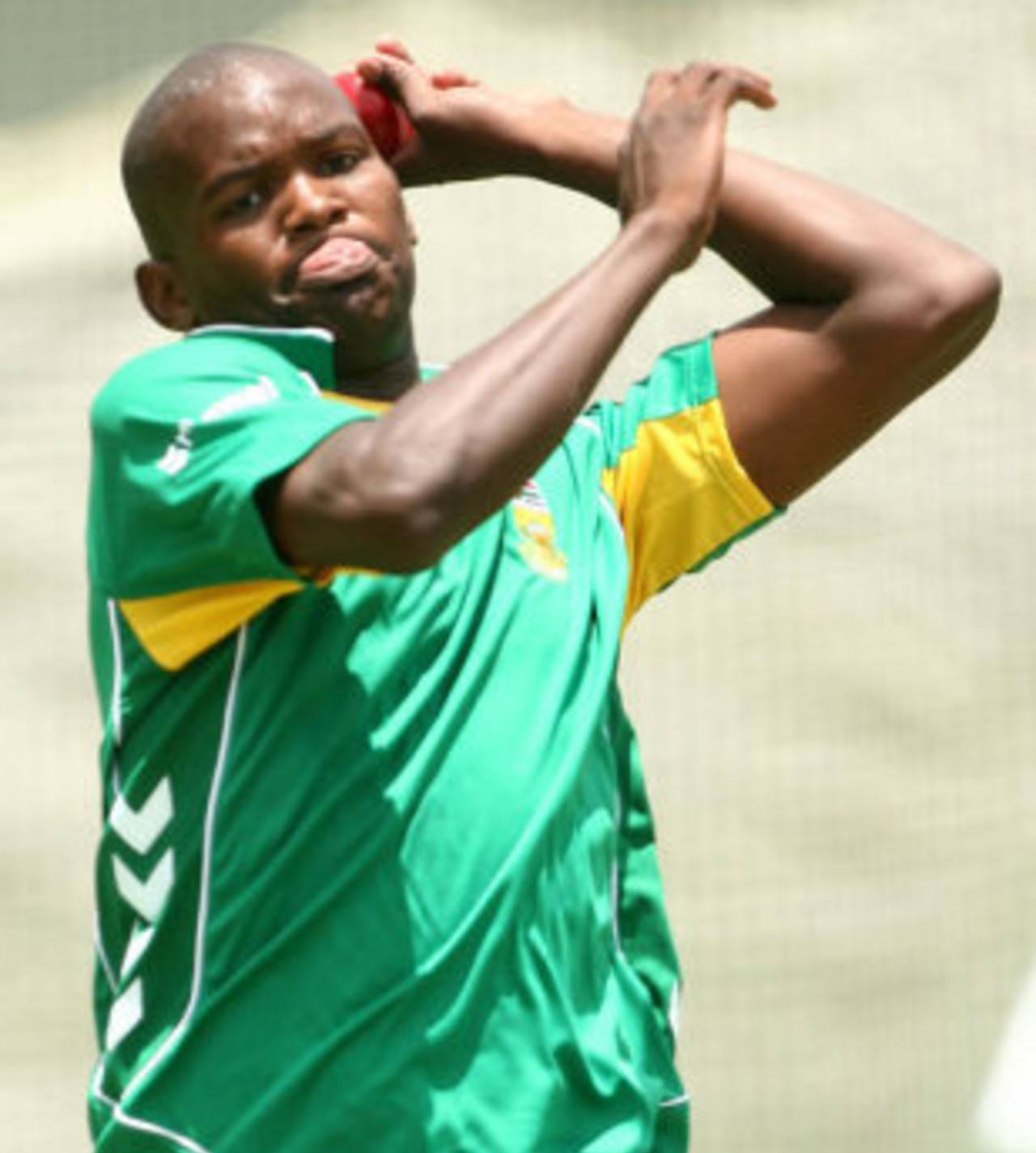 Lonwabo Tsotsobe practises his bowling during a net session, Perth, December 10, 2008
