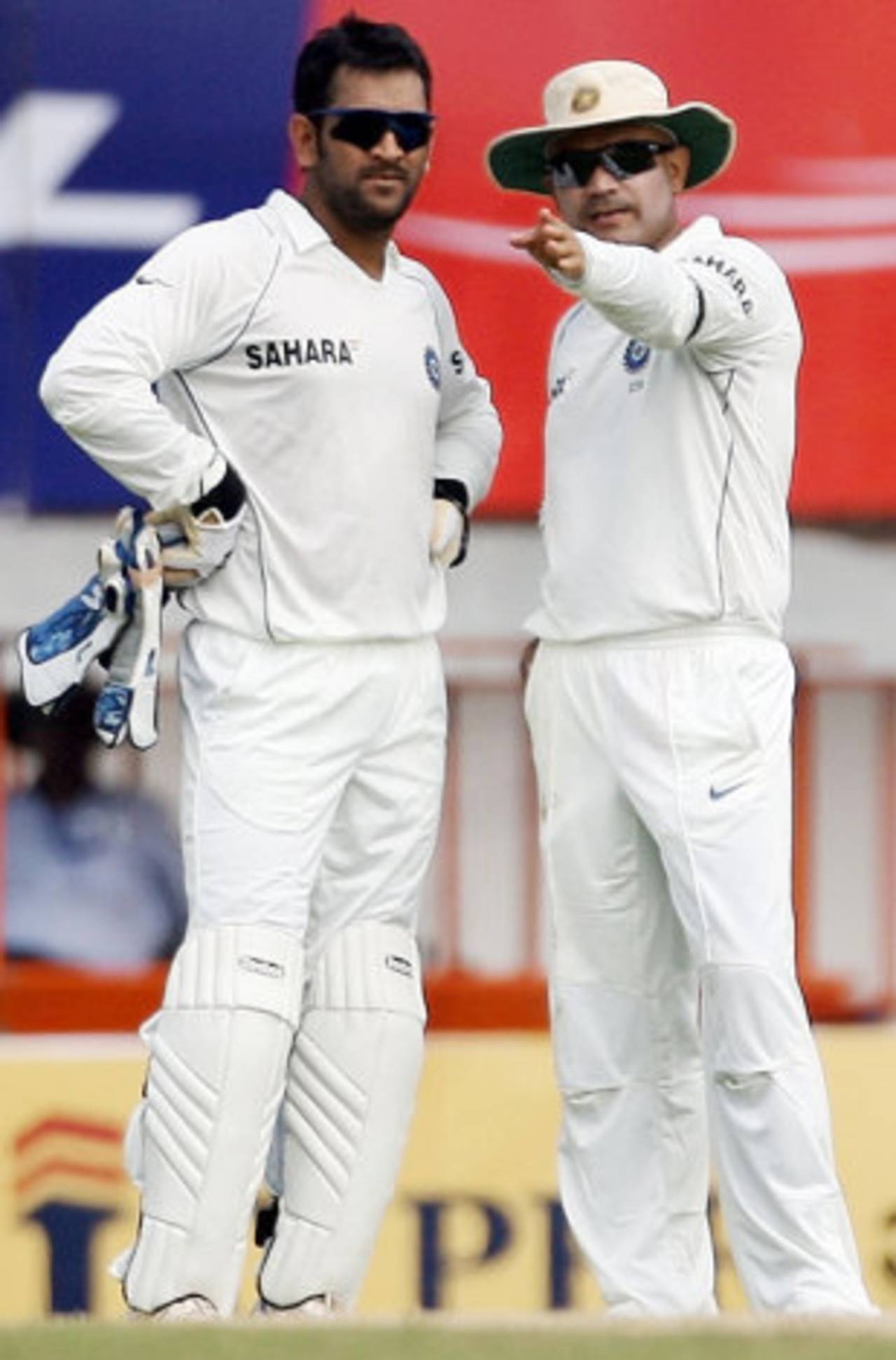 Mahendra Singh Dhoni and Virender Sehwag have an on-field discussion, India v England, 1st Test, Chennai, 1st day, December 11, 2008