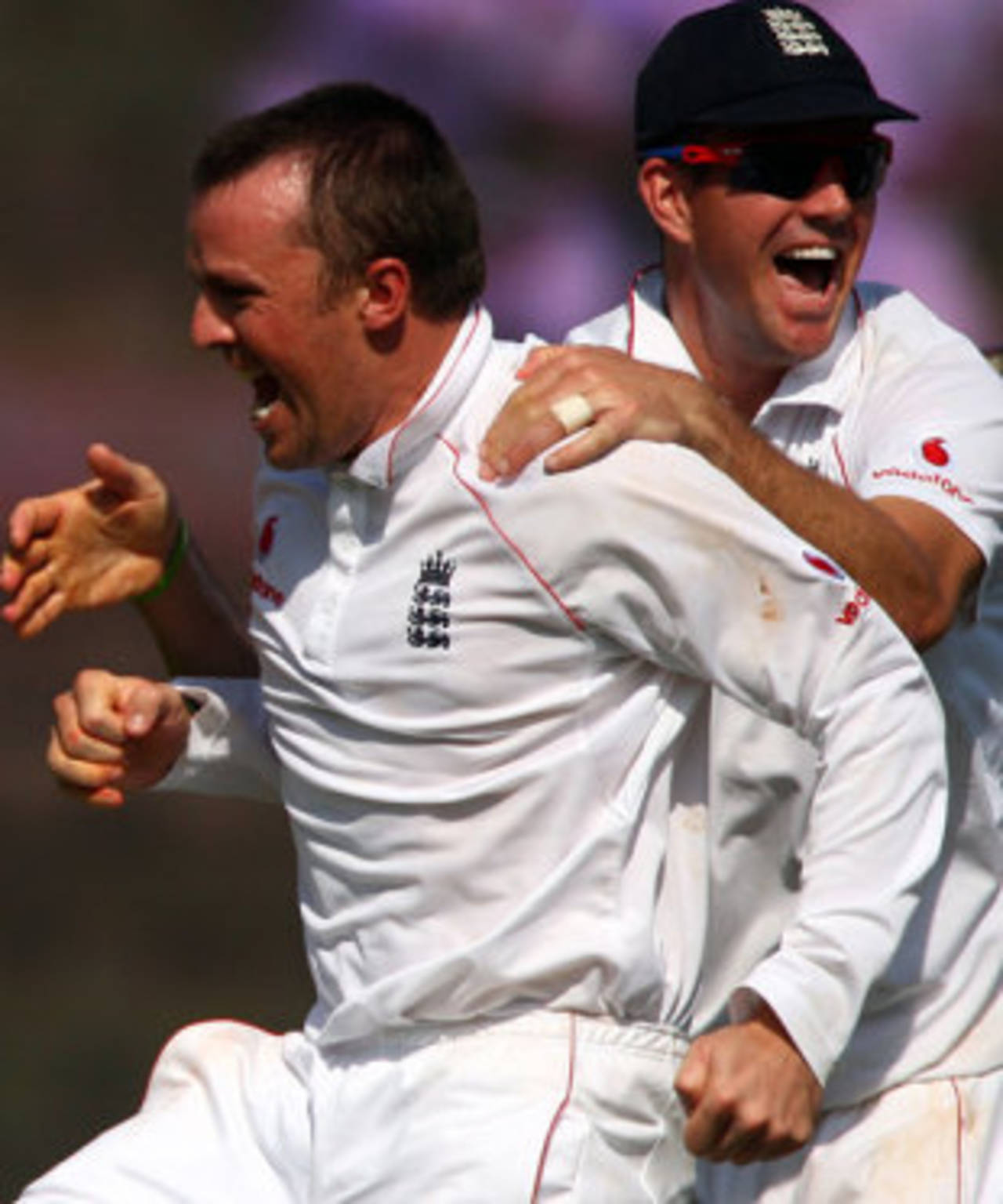 Graeme Swann and Kevin Pietersen celebrate Rahul Dravid's dismissal, India v England, 1st Test, Chennai, 2nd day, December 12, 2008