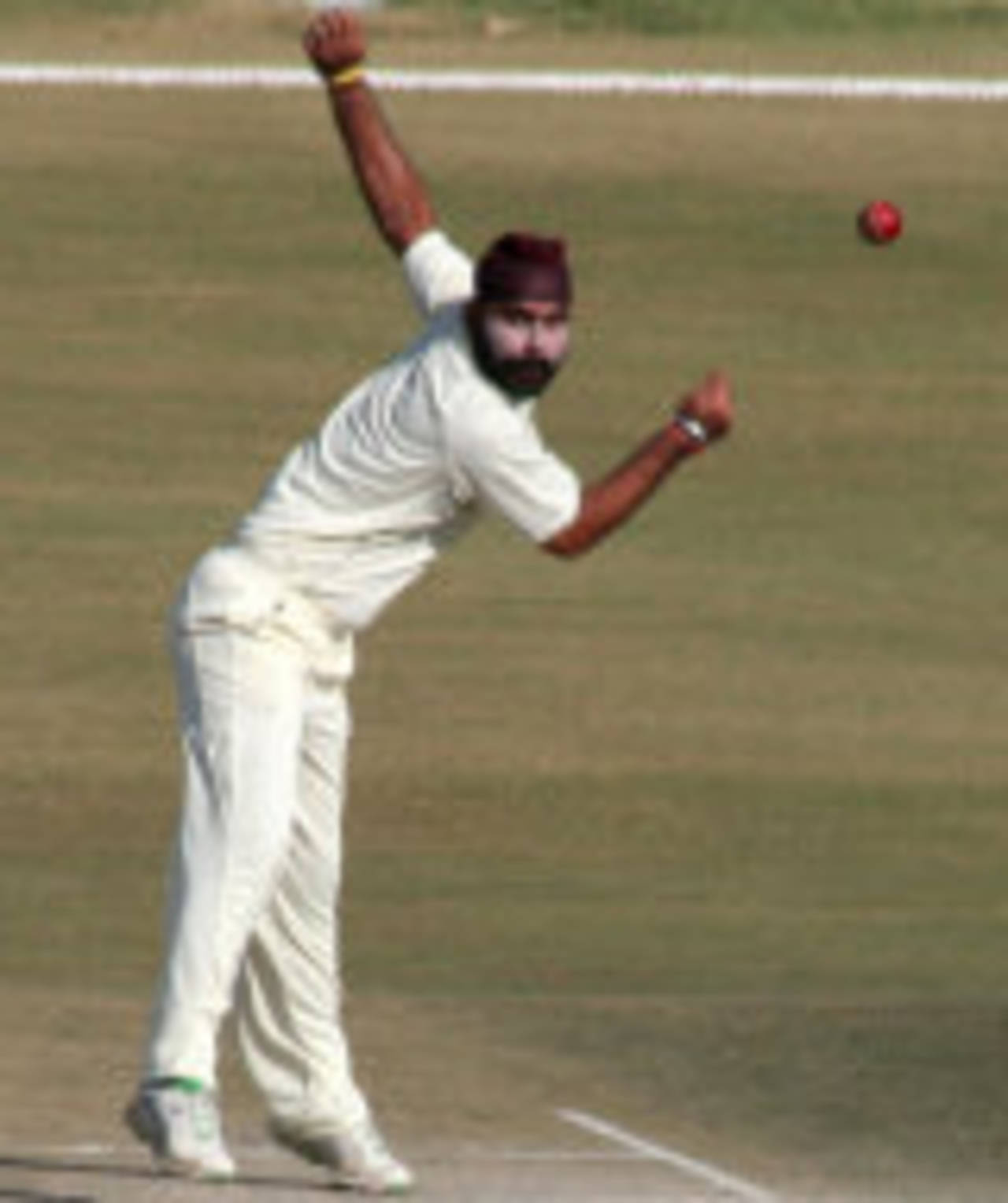 Himachal Pradesh offspinner Sarandeep Singh bowls, Himachal Pradesh v Goa, Ranji Plate League, 2nd day, Dharamsala, December 13, 2008