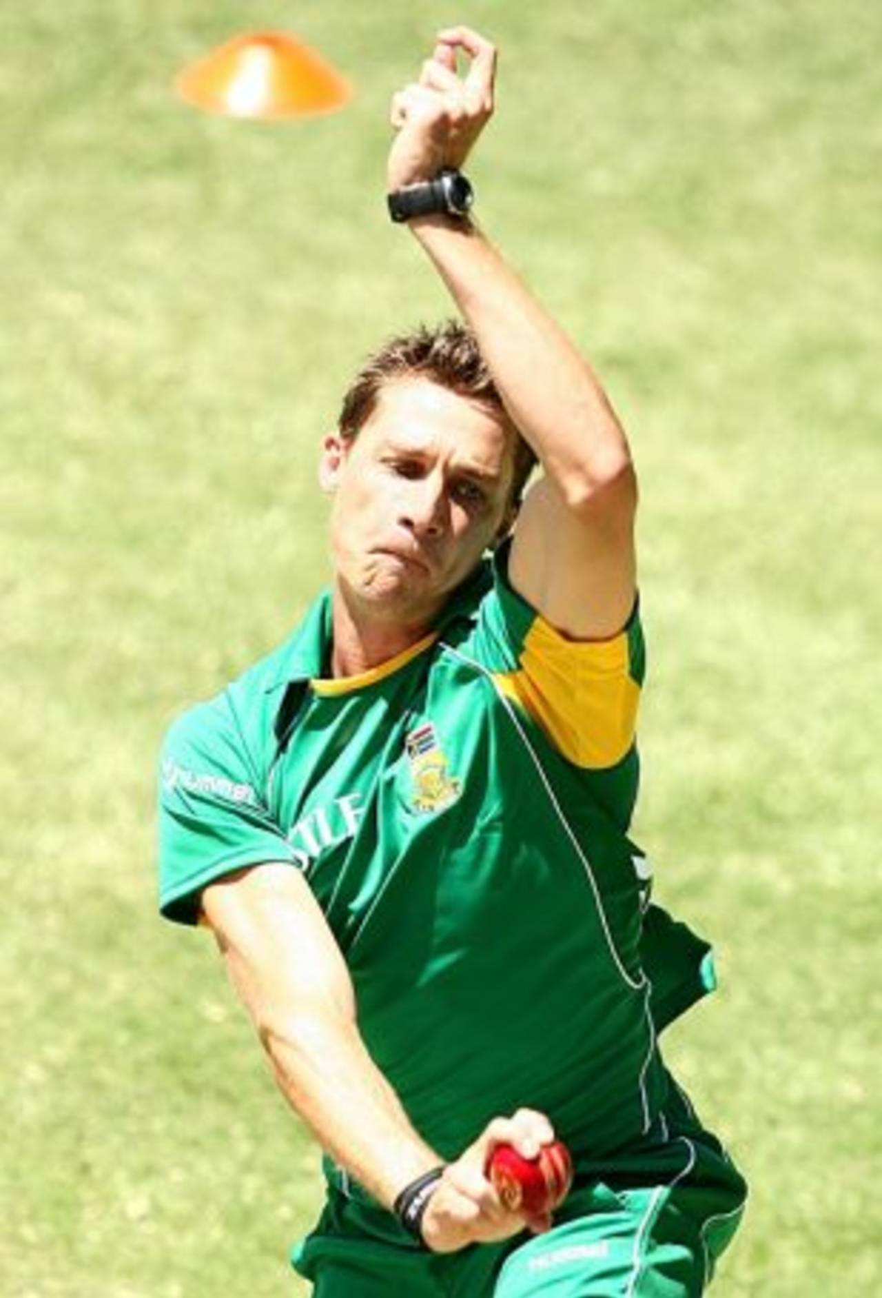 Dale Steyn toils hard at the nets, Perth, December 15, 2008