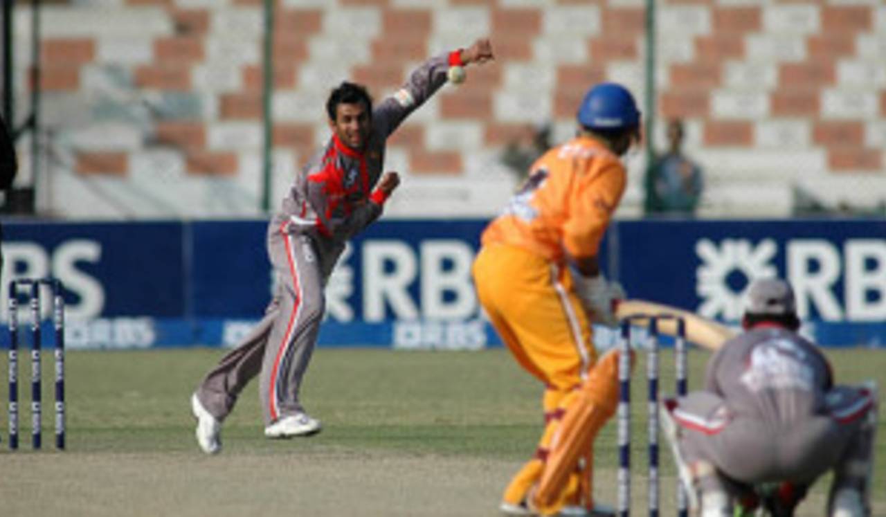 Shoaib Malik bowled tidily in Punjab's win, North West Frontier Province Panthers v Punjab Stallions, Pentangular One Day Cup, Karachi, December 15, 2008 