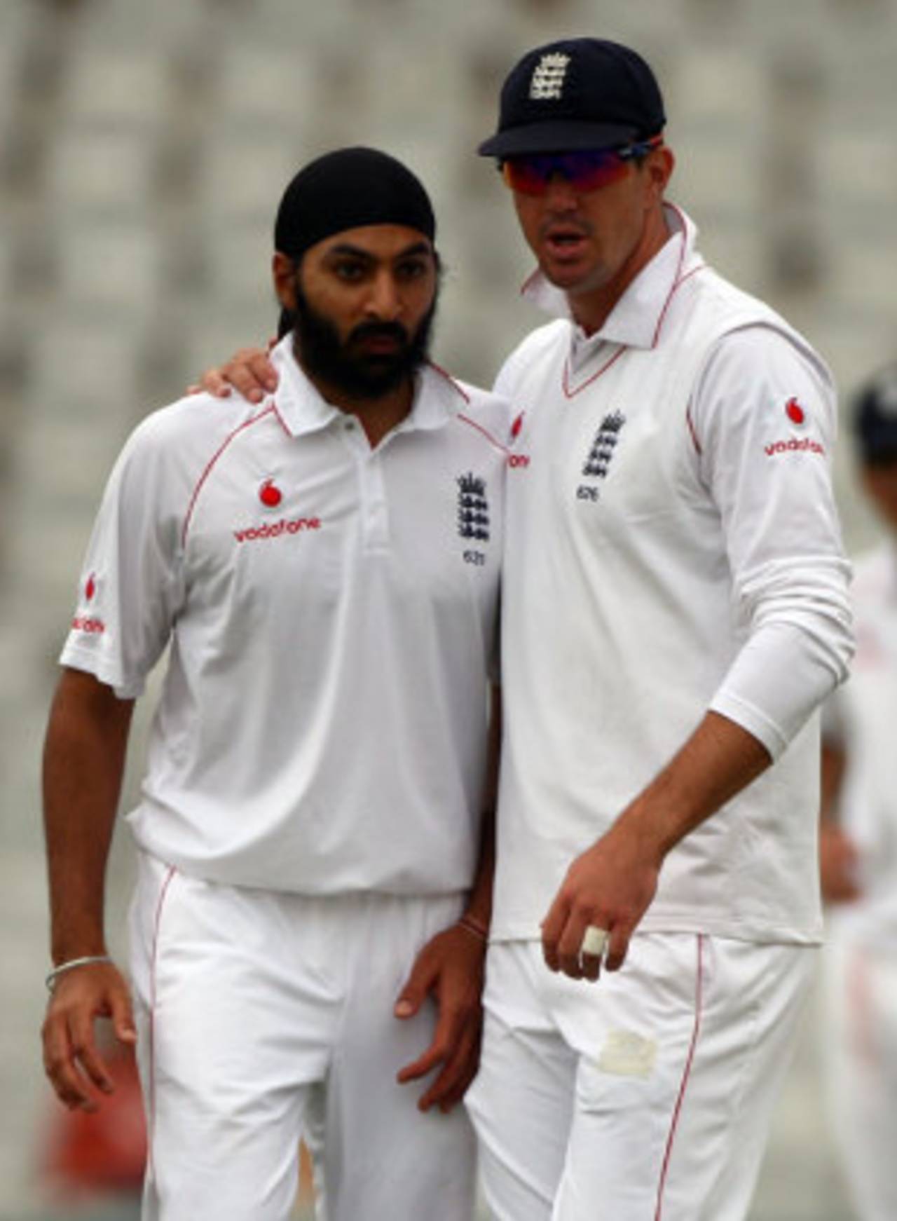 Kevin Pietersen has a chat with Monty Panesar, India v England, 2nd Test, Mohali, 1st day, December 19, 2008