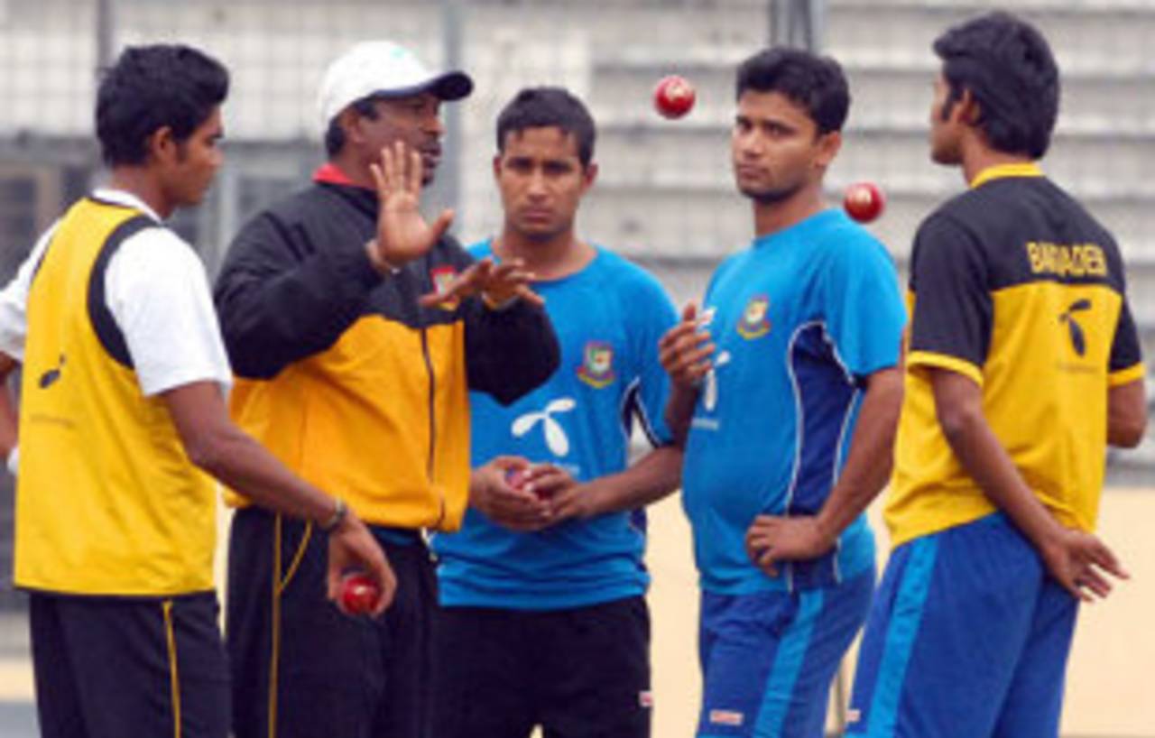 Champaka Ramanayake has a word with Bangladesh's fast bowlers, Dhaka, December 19, 2008