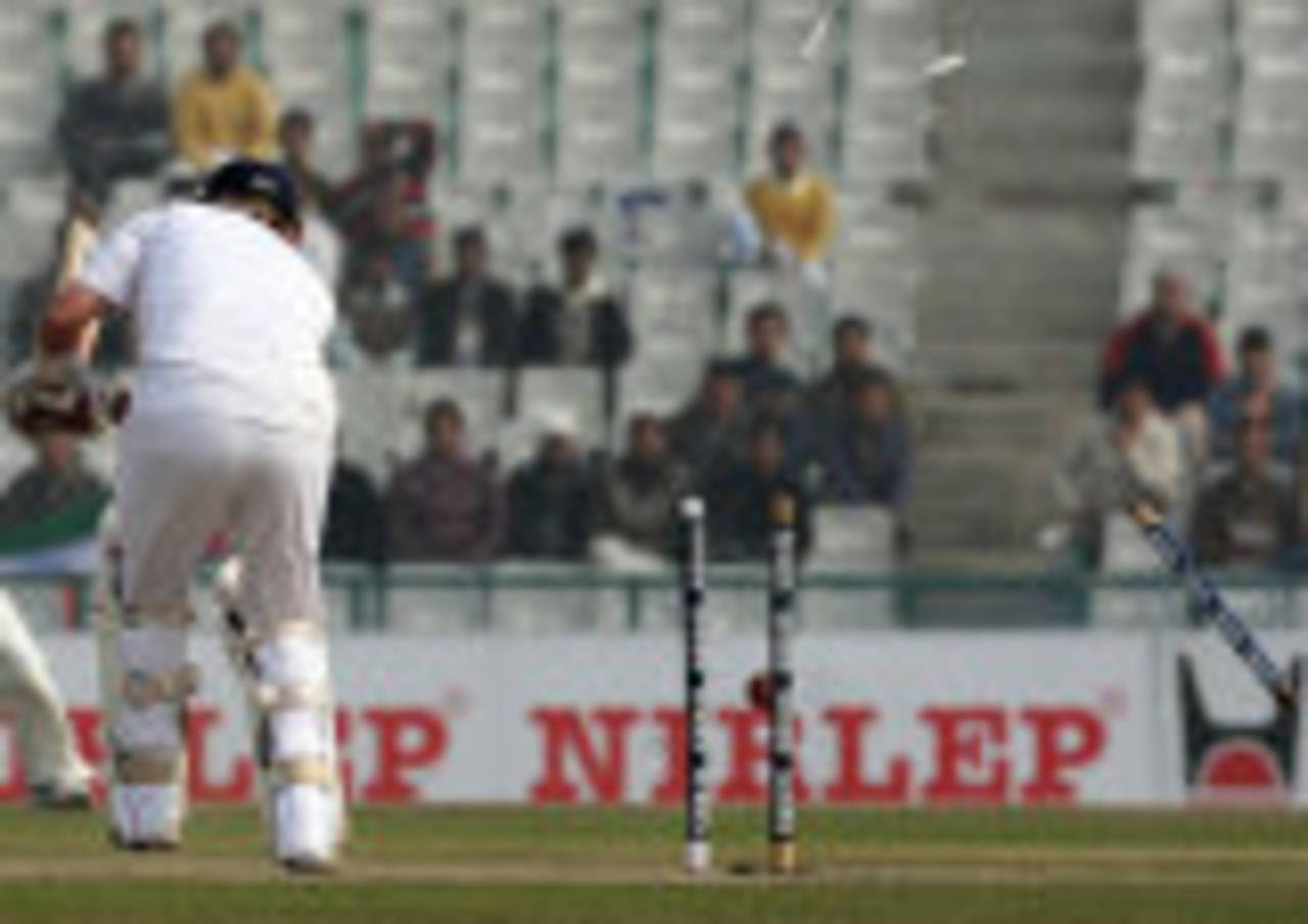 Ian Bell loses his middle stump, India v England, 2nd Test, Mohali, 3rd day, December 21, 2008