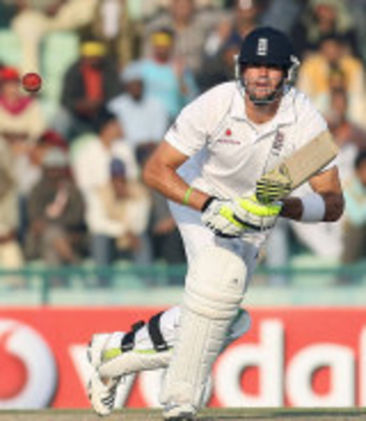 Kevin Pietersen plays a shot with a left-hander's grip, India v England, 2nd Test, Mohali, 3rd day, December 21, 2008
