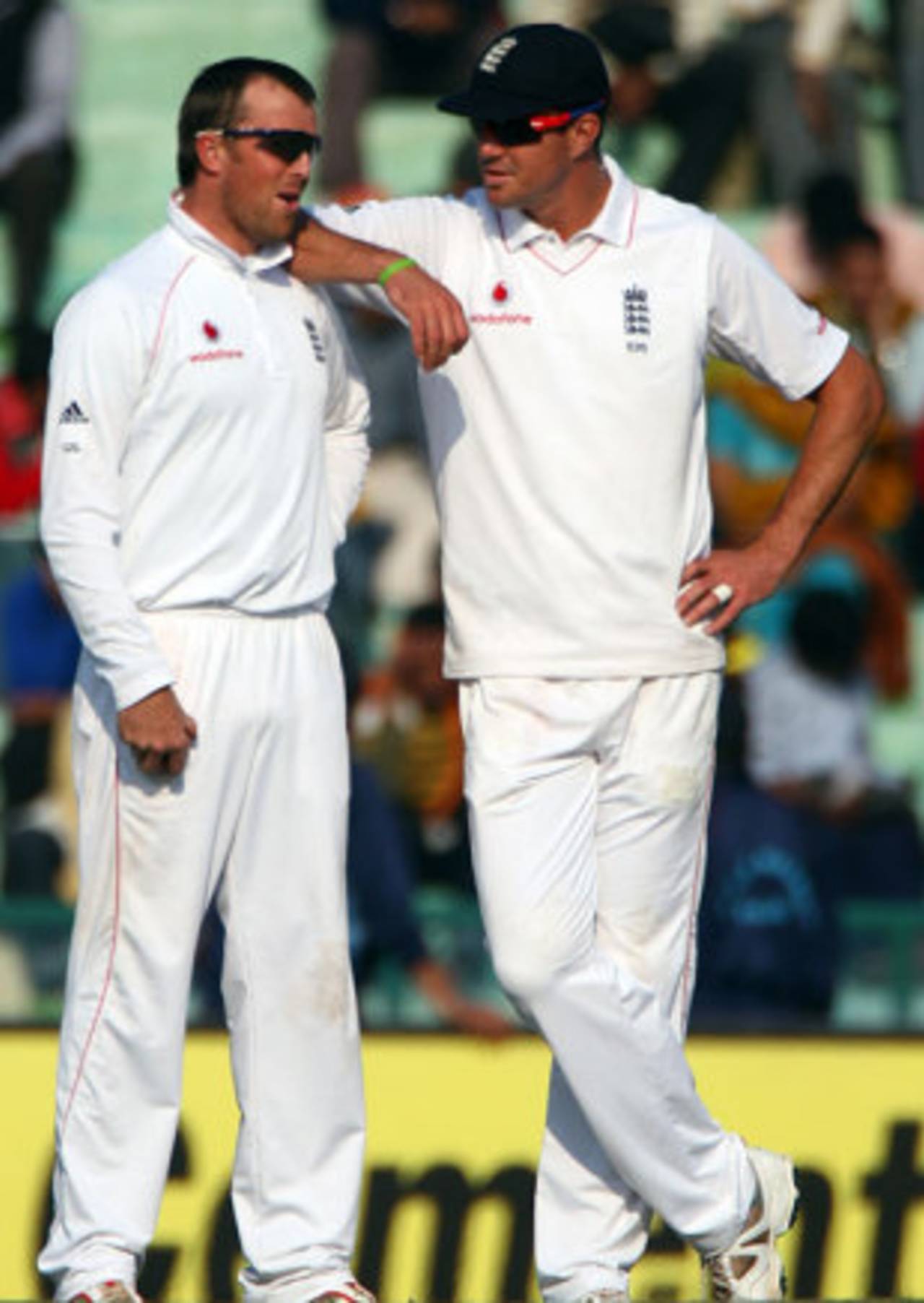 Kevin Pietersen has a word with Graeme Swann, India v England, 2nd Test, Mohali, 4th day, December 22, 2008
