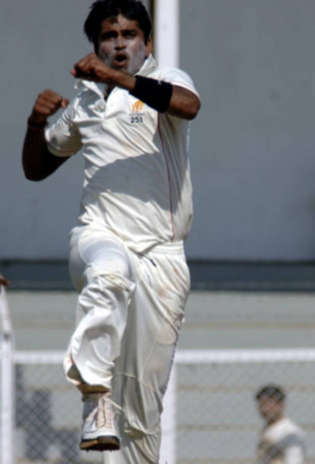 Karnataka's R Vinay Kumar jumps for joy after getting a wicket, Karnataka v Saurashtra, 2nd quarter-final, Mumbai, Ranji Trophy Super League, 2nd day, December 27, 2008