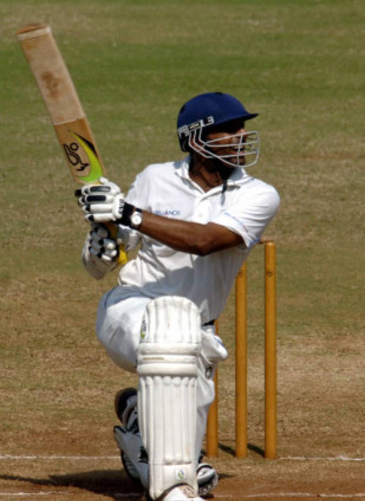 Shitanshu Kotak goes for the square drive, Karnataka v Saurashtra, 2nd quarter-final, Mumbai, Ranji Trophy Super League, 4th day, December 29, 2008