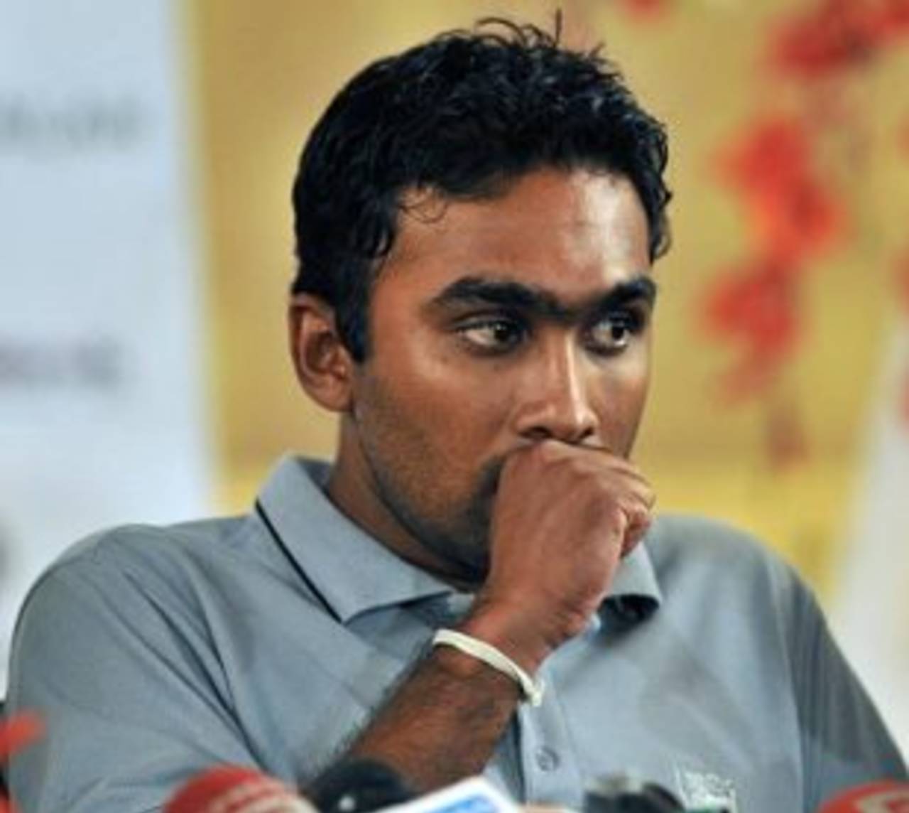 Mahela Jayawardene speaks to the media after arriving in Karachi, January 18, 2009