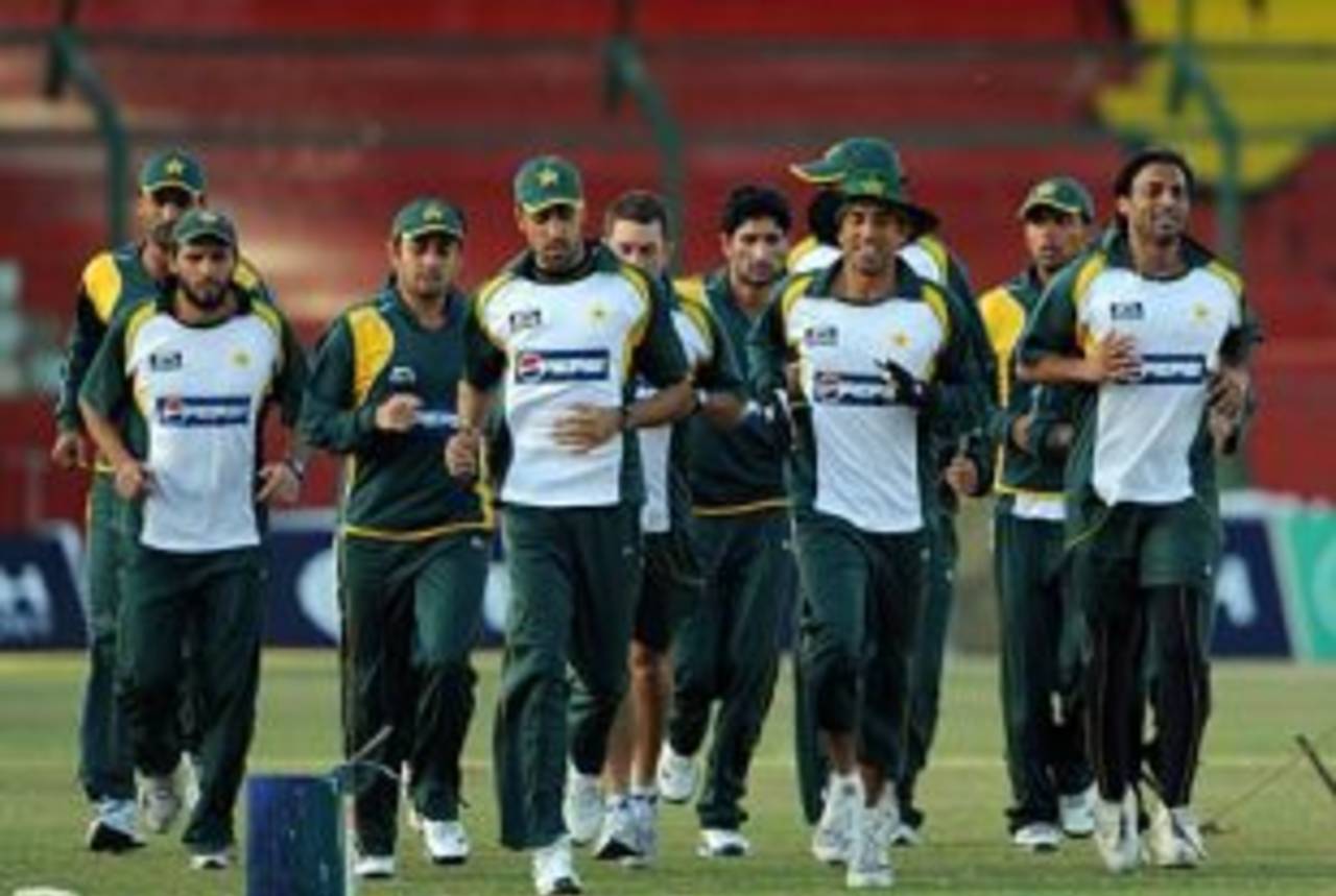 Pakistan players go through the usual warm-up routine, Karachi, January 19, 2009