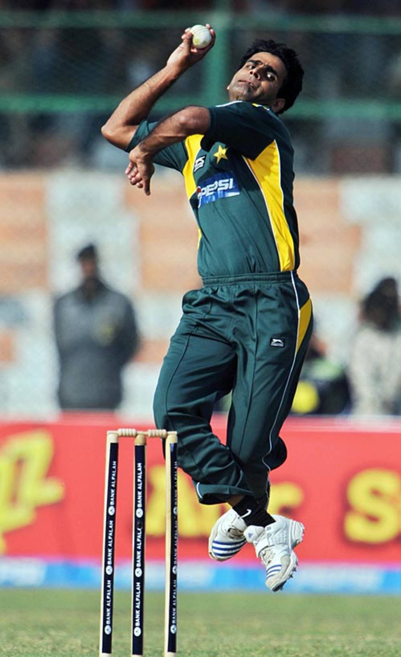 Iftikhar Anjum steams in, Pakistan v Sri Lanka, 1st ODI, Karachi, January 20, 2009