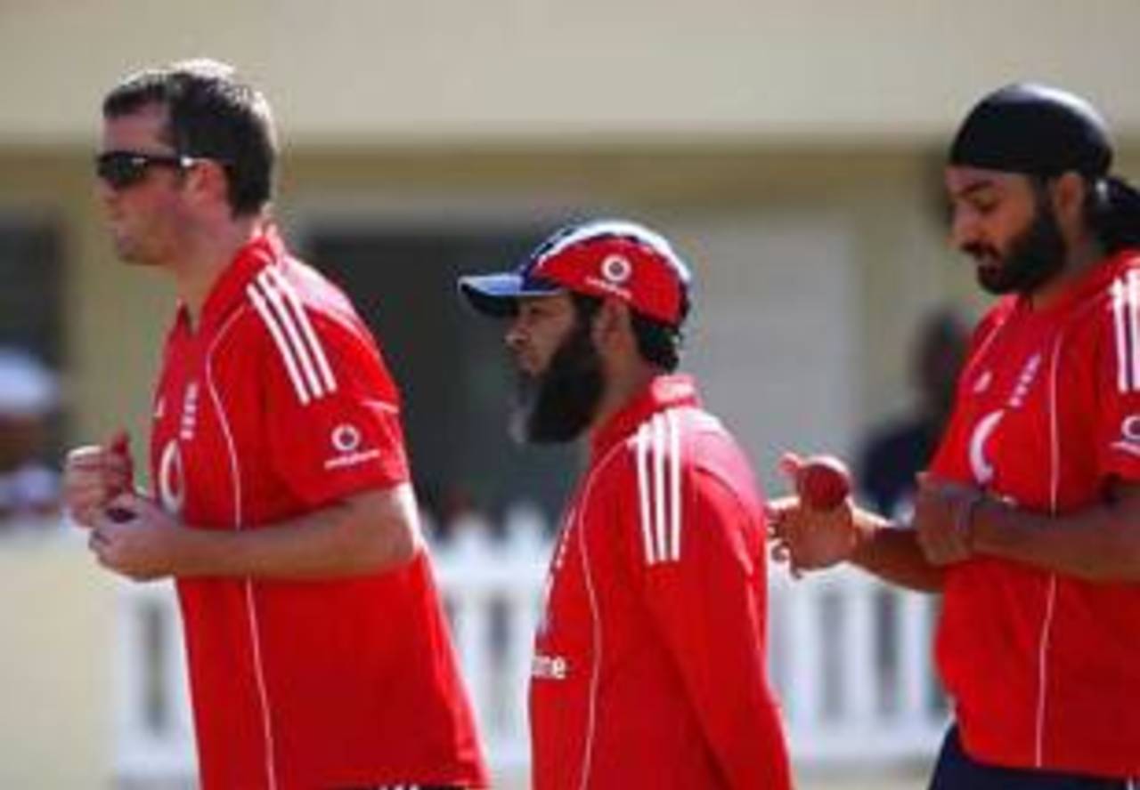 Spin clinic: Graeme Swann and Monty Panear are watched by Mushtaq Ahmed, St Kitts, January 23, 2009