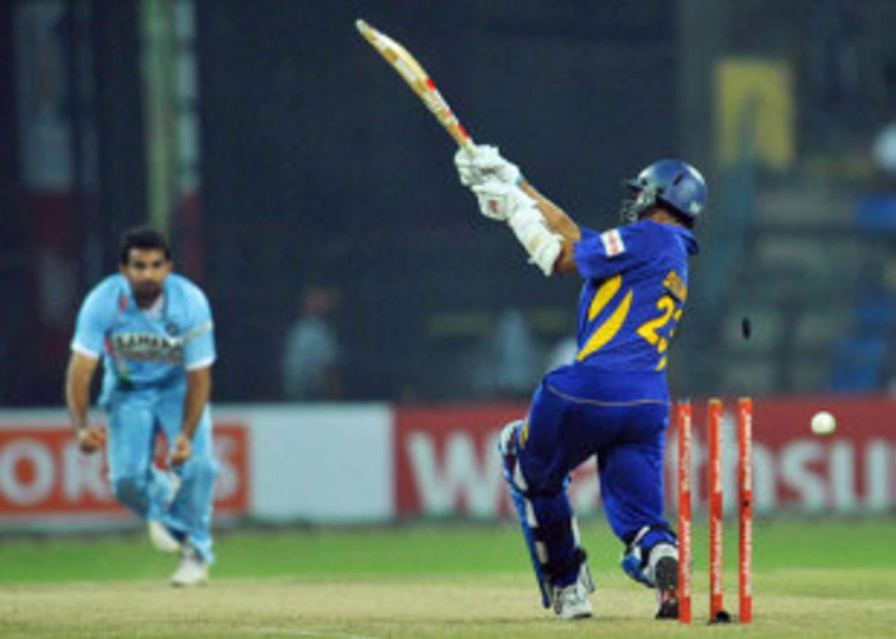 Tillakaratne Dilshan is bowled by Zaheer Khan, Sri Lanka v India, 3rd ODI, Colombo, February 3, 2009