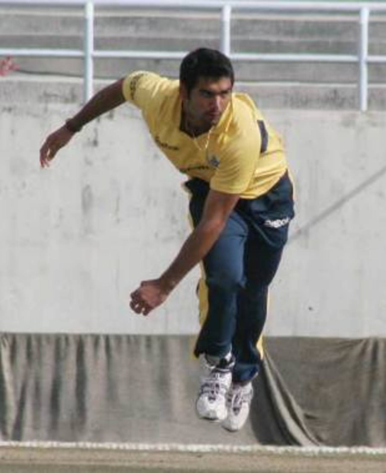 Pradeep Sangwan bowls against Punjab, Delhi v Punjab, Ranji one-dayers, Dharamsala, February 17, 2009