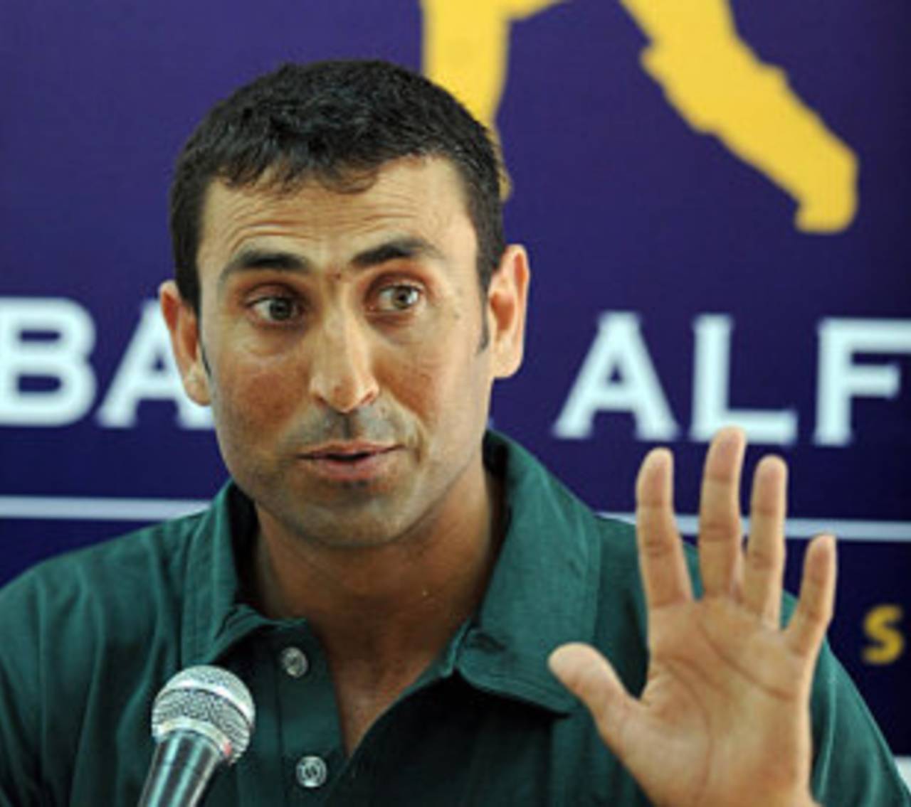 Younis Khan tries to get his point across, Karachi, February 20, 2009