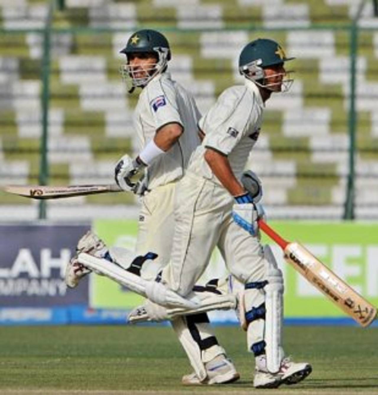 Younis Khan and Misbah-ul-Haq scamper through for a single, Pakistan v Sri Lanka, 1st Test, Karachi, 3rd day, February 23, 2009
