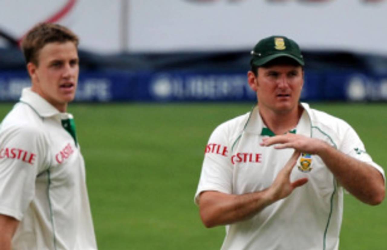 Graeme Smith calls for a referral after Ricky Ponting was not adjudged caught behind off Morne Morkel, South Africa v Australia, 1st Test, Johannesburg, 1st day, February 26, 2009