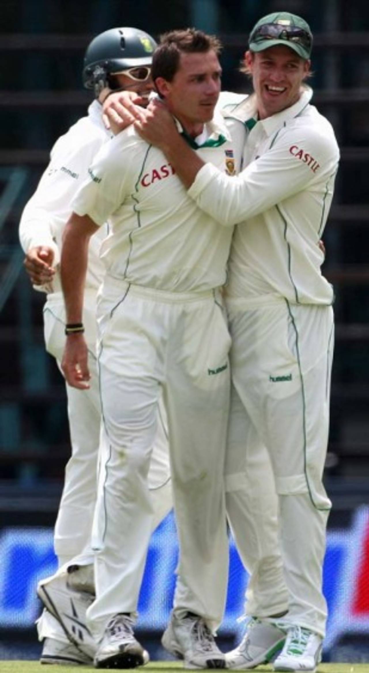 AB de Villiers congratulates Dale Steyn after he dismissed Andrew McDonald for a duck, South Africa v Australia, 1st Test, Johannesburg, 2nd day, February 27, 2009
