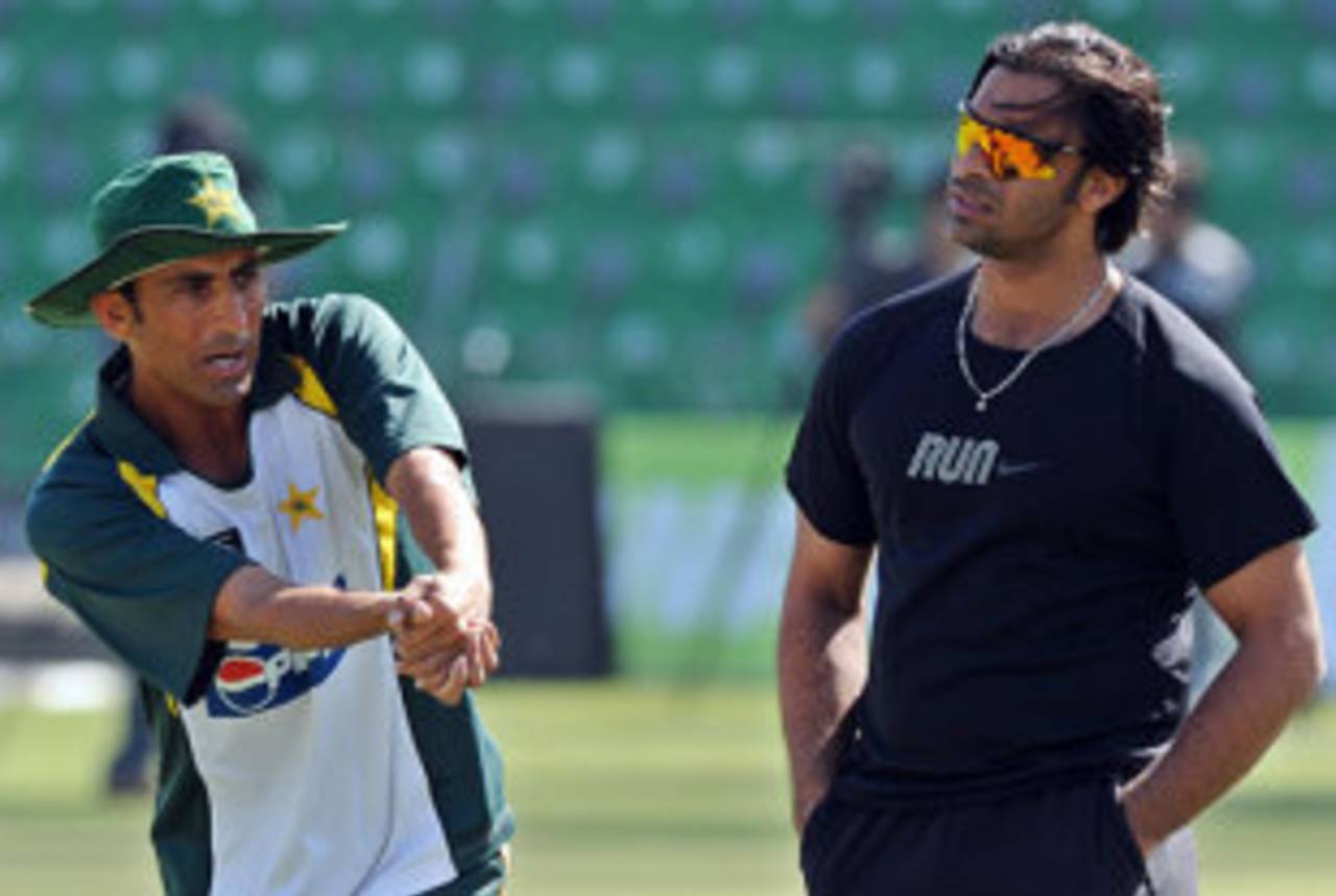 Younis Khan gives Shoaib Akhtar some batting tips during a practice session ahead of the second Test, Lahore, February 28, 2009