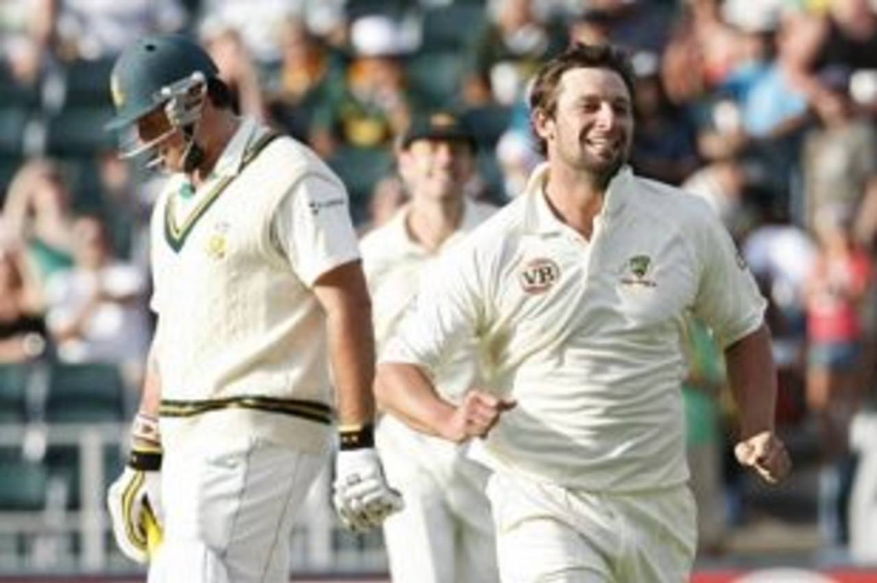 Ben Hilfenhuas accounts for Graeme Smith, South Africa v Australia, 1st Test, Johannesburg, 4th day, March 1, 2009