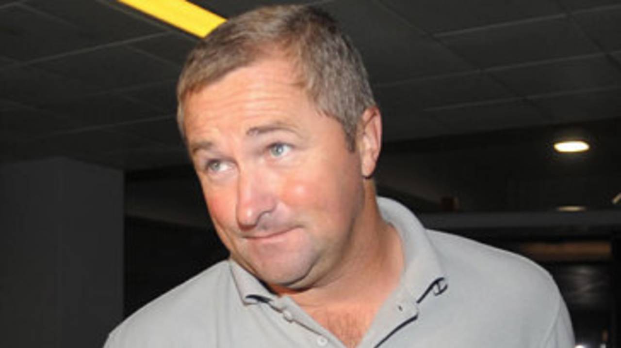 Sri Lanka assistant coach Paul Farbrace with his hand in a cast, Colombo, March 3, 2009