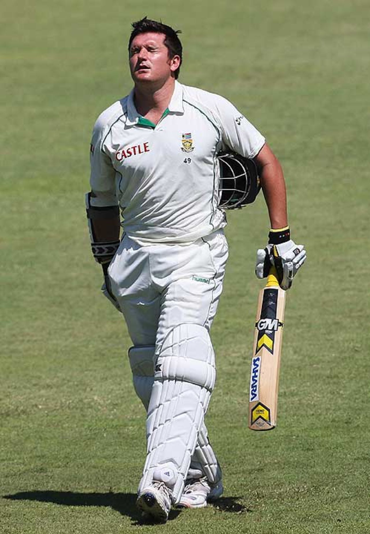 Graeme Smith had to go off after getting hit on his right hand, South Africa v Australia, 2nd Test, Durban, 2nd day, March 7, 2009