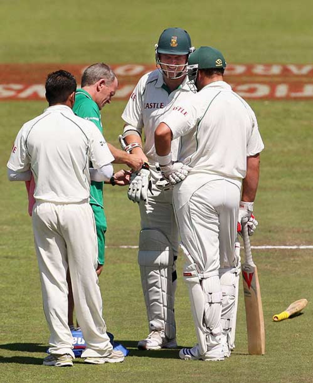Graeme Smith gets the magic spray on his right hand, South Africa v Australia, 2nd Test, Durban, 2nd day, March 7, 2009