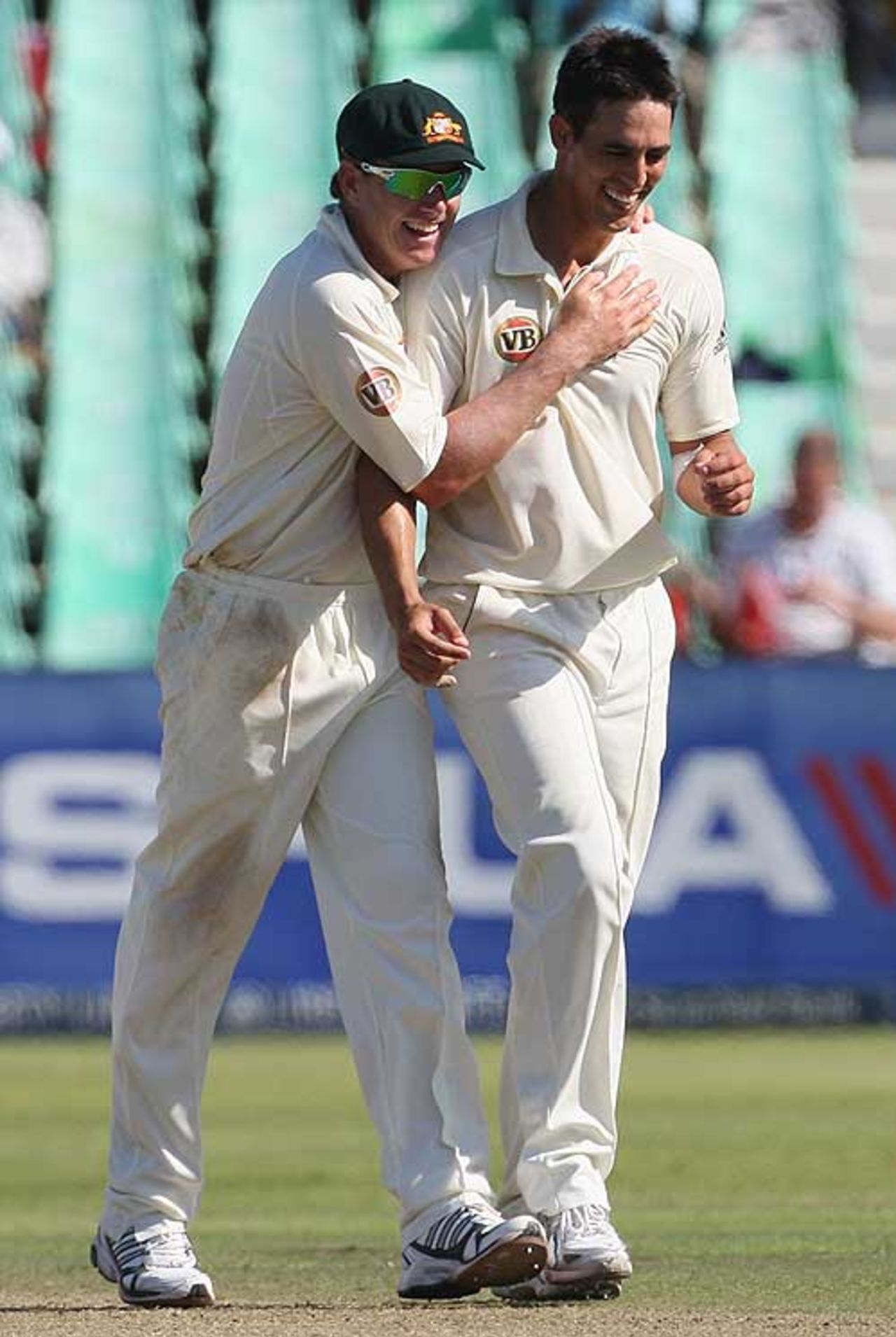 Marcus North congratulates Mitchell Johnson, South Africa v Australia, 2nd Test, Durban, 2nd day, March 7, 2009