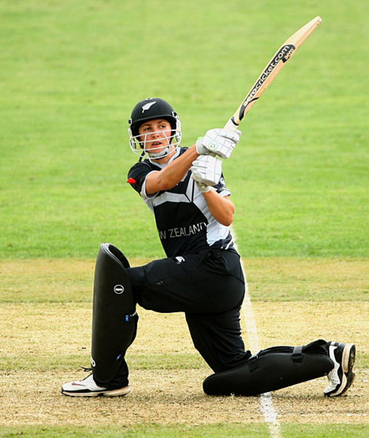 Sara McGlashan sweeps to fine leg, Australia v New Zealand, Group A, women's World Cup, North Sydney Oval, March 8, 2009