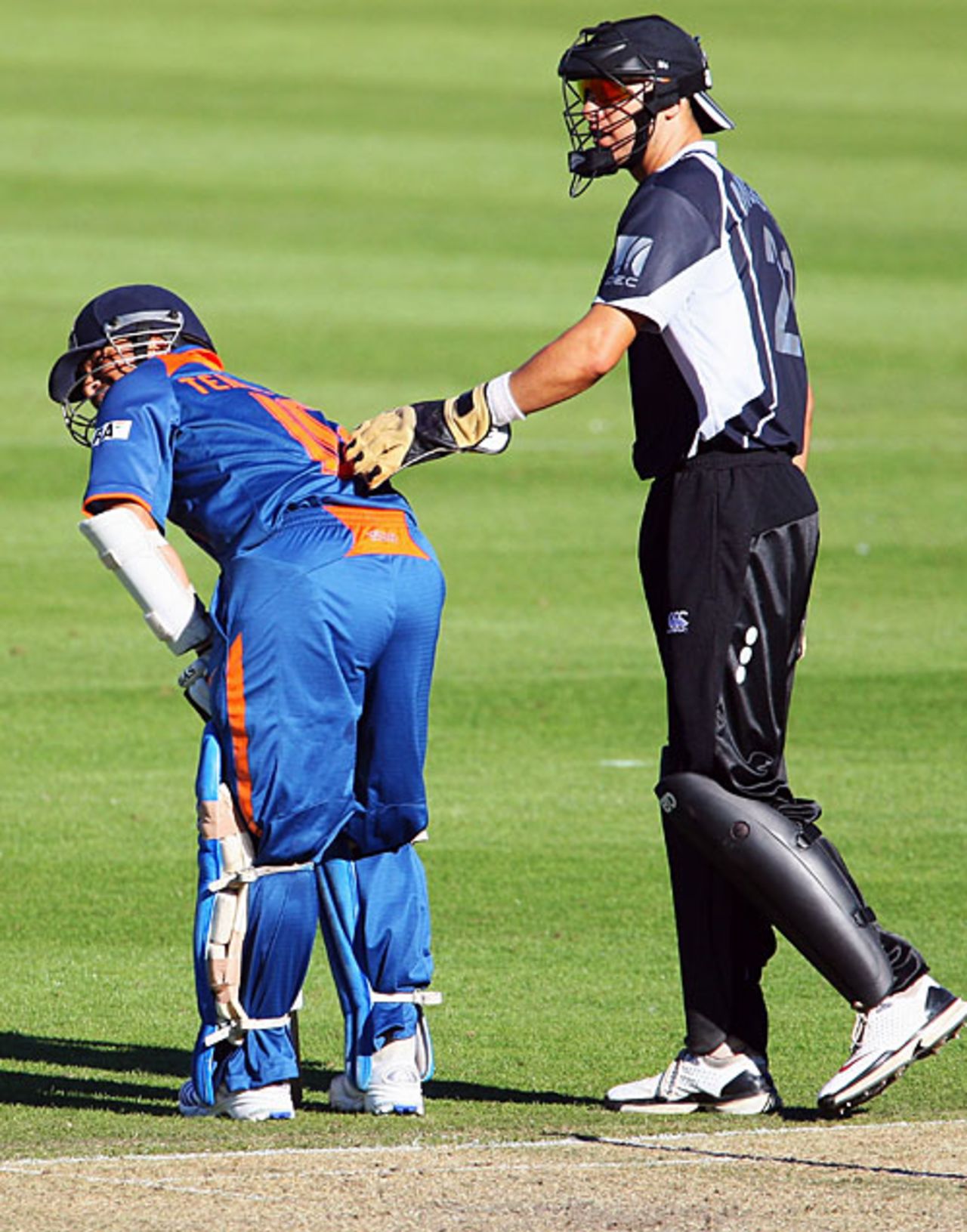 Sachin Tendulkar bends over in pain after pulling a muscle in his stomach, New Zealand v India, 3rd ODI, Christchurch, March 8, 2009