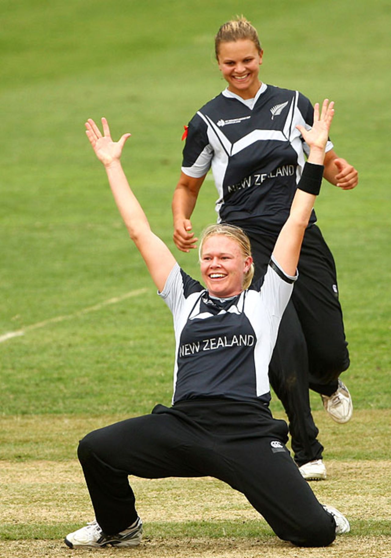 Kate Pulford is ecstatic after dismissing Shelley Nitschke for 27, Australia v New Zealand, Group A, women's World Cup, North Sydney Oval, March 8, 2009