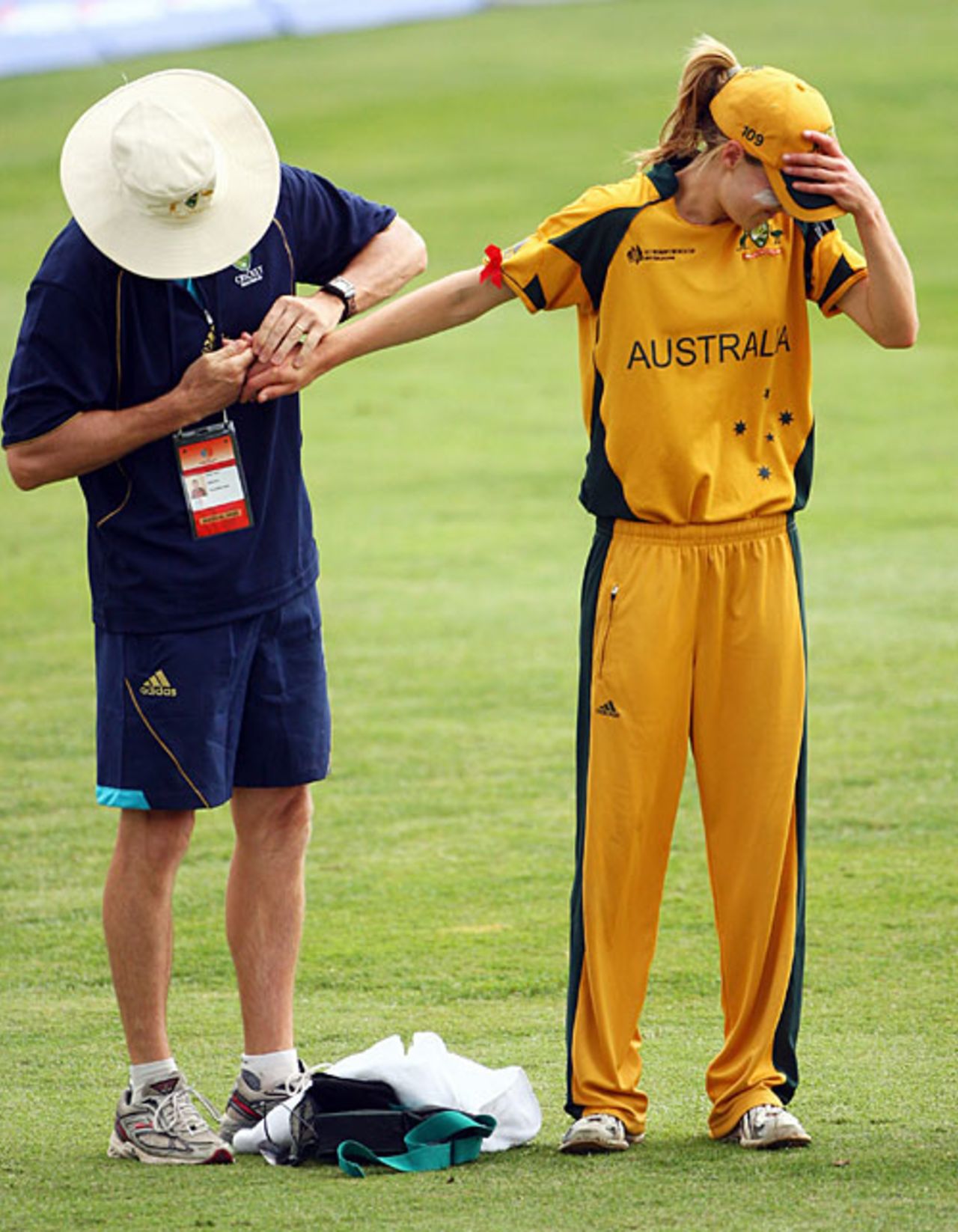 Australia's physio examines Ellyse Perry's injured finger, Australia v New Zealand, Group A, women's World Cup, North Sydney Oval, March 8, 2009