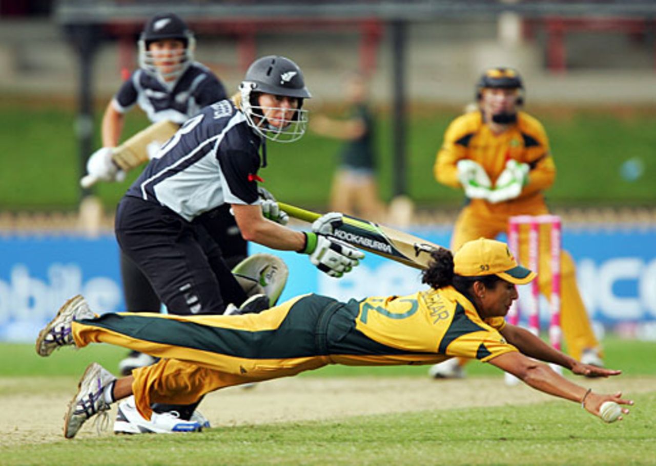 Lisa Sthalekar dives to try and stop the ball, Australia v New Zealand, Group A, women's World Cup, North Sydney Oval, March 8, 2009
