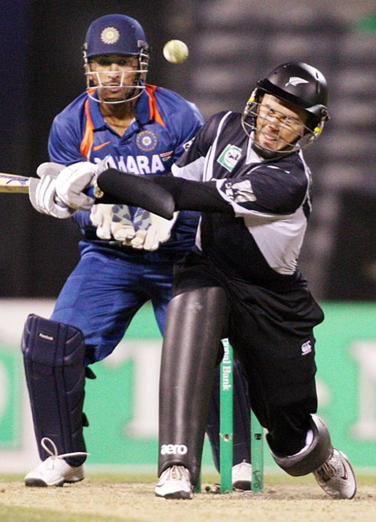Peter McGlashan reverse sweeps, New Zealand v India, 3rd ODI, Christchurch, March 8, 2009