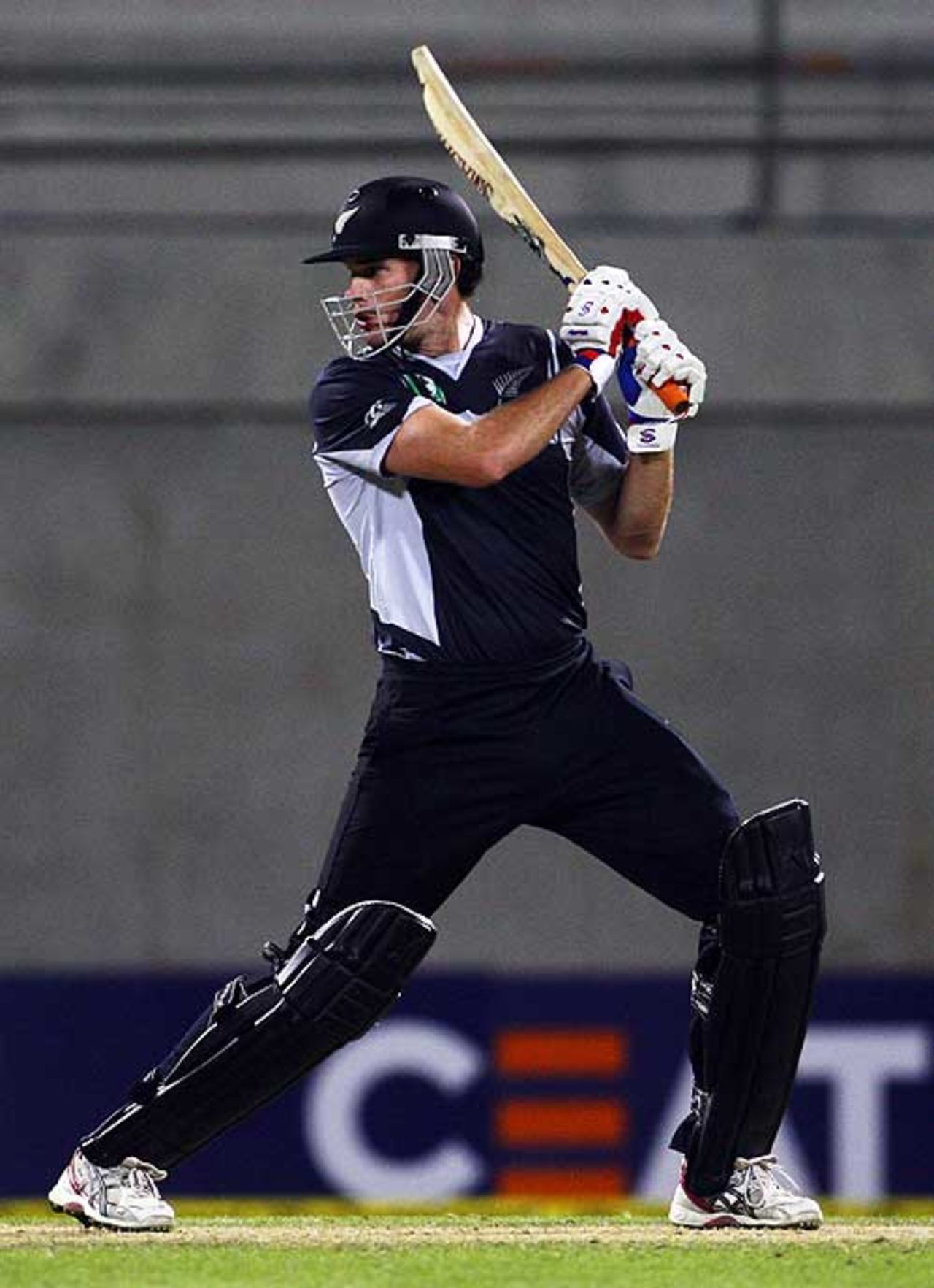 Kyle Mills slaps one during his fifty, New Zealand v India, 3rd ODI, Christchurch, March 8, 2009