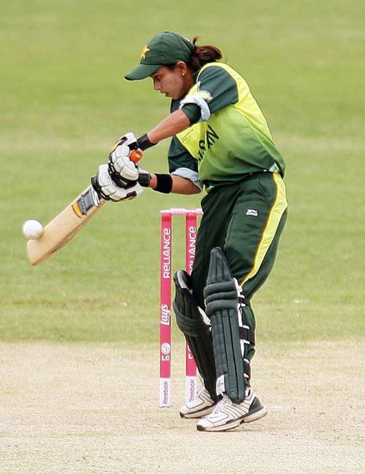 Nain Abidi cuts the ball square, Pakistan v Sri Lanka, 5th match, ICC Women's World Cup, Manuka Oval, Canberra, March 9, 2009
