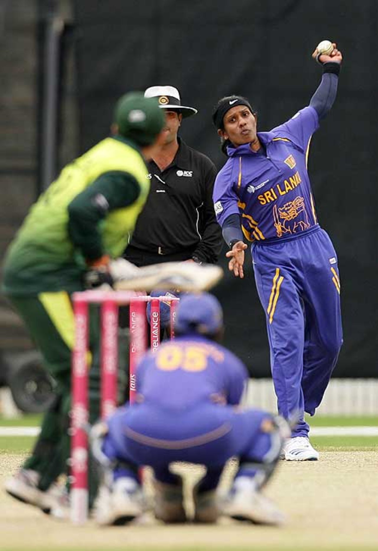 Suwini de Alwis in delivery action, Pakistan v Sri Lanka, 5th match, ICC Women's World Cup, Manuka Oval, Canberra, March 9, 2009