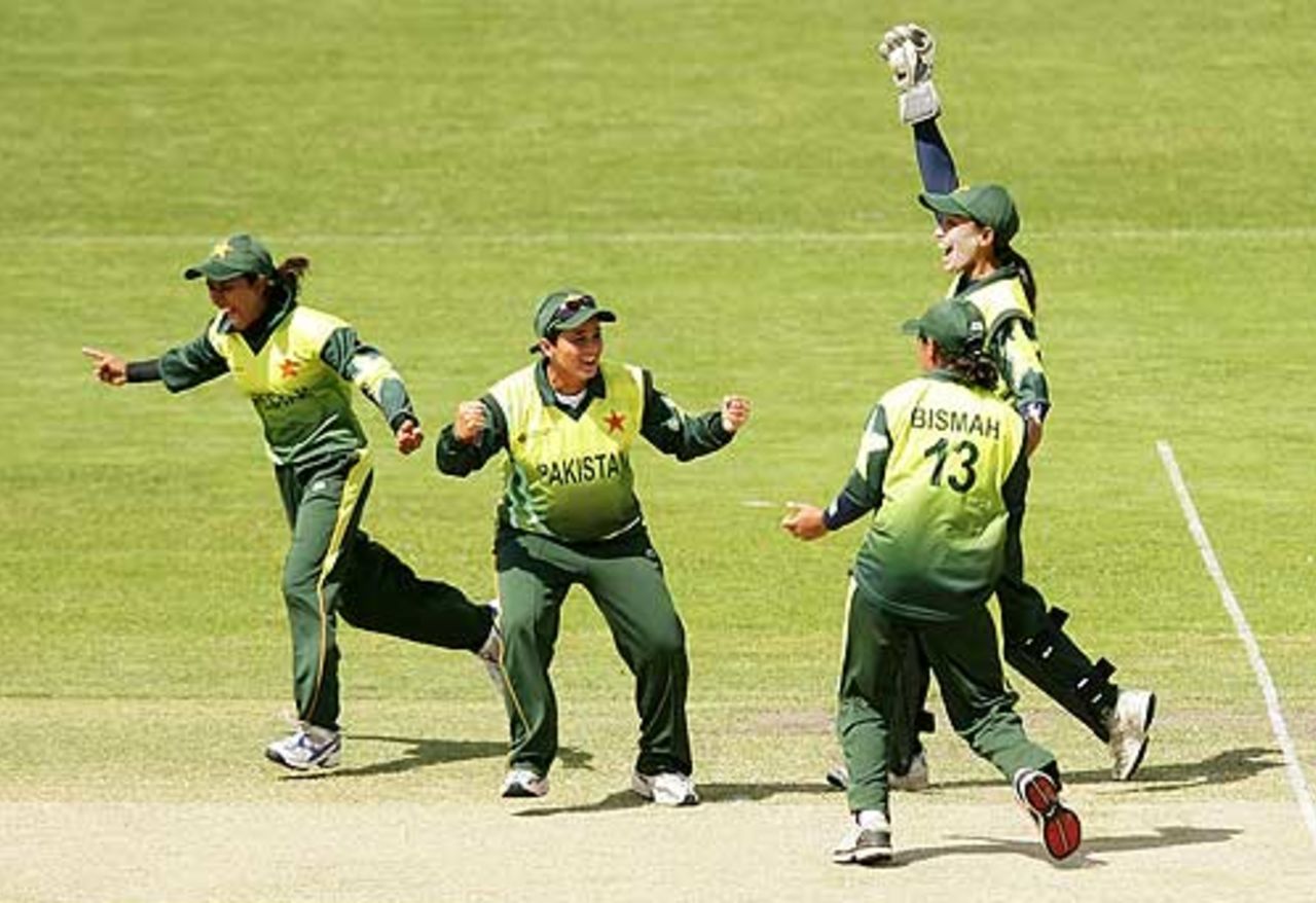 Pakistan celebrate another wicket, Pakistan v Sri Lanka, 5th match, ICC Women's World Cup, Manuka Oval, Canberra, March 9, 2009