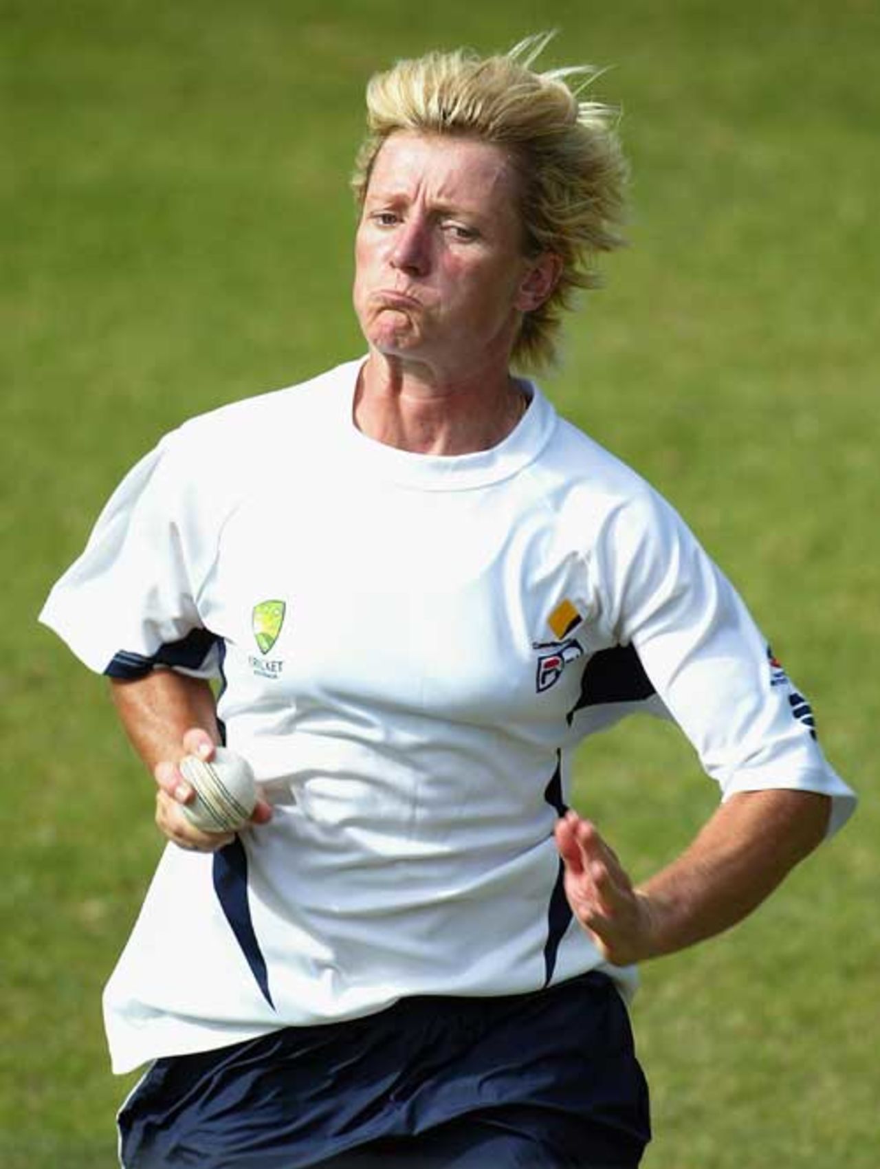 Cathryn Fitzpatrick bowls in training in Perth before the start of the Rose Bowl Womens International ODI Series, between Australia and New Zealand, March 9, 2005
